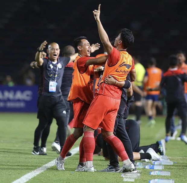 Màn hỗn chiến chưa từng có tại SEA Games: Cầu thủ hoá võ sĩ, ẩu đả đổ máu phải nhận mưa thẻ đỏ - Ảnh 7. Màn hỗn chiến chưa từng có tại SEA Games: Cầu thủ hoá võ sĩ, ẩu đả đổ máu phải nhận mưa thẻ đỏ - Ảnh 7.