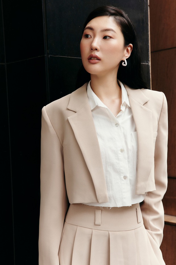 Chi Pu, Quỳnh Lương lăng xê blazer lửng: Thiết kế hack chiều cao cực kỳ vi diệu cho nàng công sở - Ảnh 8.