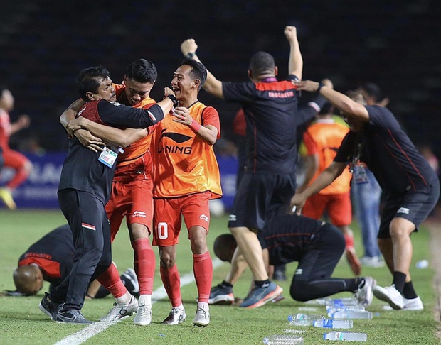 Màn hỗn chiến chưa từng có tại SEA Games: Cầu thủ hoá võ sĩ, ẩu đả đổ máu phải nhận mưa thẻ đỏ - Ảnh 6. Màn hỗn chiến chưa từng có tại SEA Games: Cầu thủ hoá võ sĩ, ẩu đả đổ máu phải nhận mưa thẻ đỏ - Ảnh 6.