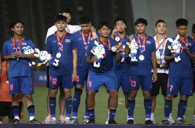 Cầu thủ U22 Thái Lan chấp nhận thất bại tràn đầy thẻ đỏ tại SEA Games 32