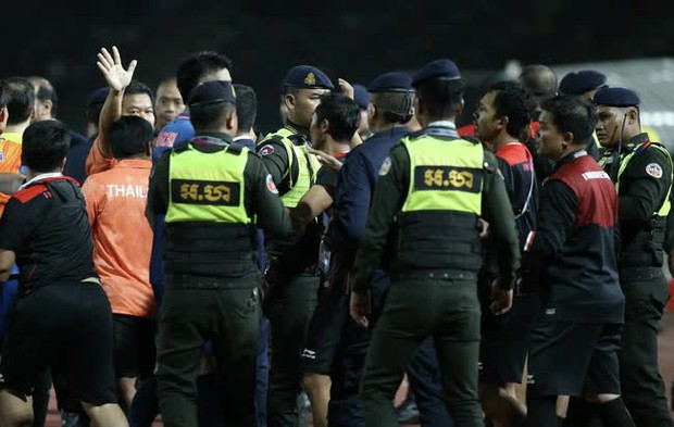 Màn hỗn chiến chưa từng có tại SEA Games: Cầu thủ hoá võ sĩ, ẩu đả đổ máu phải nhận mưa thẻ đỏ - Ảnh 5. Màn hỗn chiến chưa từng có tại SEA Games: Cầu thủ hoá võ sĩ, ẩu đả đổ máu phải nhận mưa thẻ đỏ - Ảnh 5.