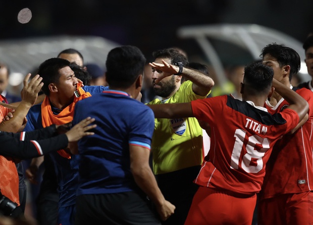 Màn hỗn chiến chưa từng có tại SEA Games: Cầu thủ hoá võ sĩ, ẩu đả đổ máu phải nhận mưa thẻ đỏ - Ảnh 4. Màn hỗn chiến chưa từng có tại SEA Games: Cầu thủ hoá võ sĩ, ẩu đả đổ máu phải nhận mưa thẻ đỏ - Ảnh 4.