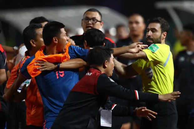 Màn hỗn chiến chưa từng có tại SEA Games: Cầu thủ hoá võ sĩ, ẩu đả đổ máu phải nhận mưa thẻ đỏ - Ảnh 3. Màn hỗn chiến chưa từng có tại SEA Games: Cầu thủ hoá võ sĩ, ẩu đả đổ máu phải nhận mưa thẻ đỏ - Ảnh 3.