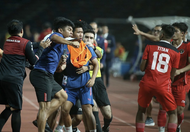 Màn hỗn chiến chưa từng có tại SEA Games: Cầu thủ hoá võ sĩ, ẩu đả đổ máu phải nhận mưa thẻ đỏ - Ảnh 2. Màn hỗn chiến chưa từng có tại SEA Games: Cầu thủ hoá võ sĩ, ẩu đả đổ máu phải nhận mưa thẻ đỏ - Ảnh 2.