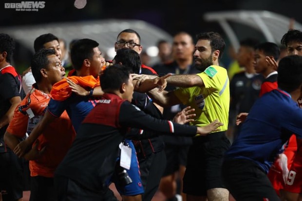 Chung kết SEA Games 32: Trọng tài rút 7 thẻ đỏ và những sóng gió khó quên