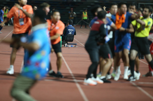 U22 Thái Lan vs U22 Indonesia: Cười vỡ bụng với cầu thủ bất động trong cuộc hỗn chiến SEA Games 32