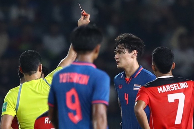 Trung vệ Thái Lan bất ngờ ném huy chương SEA Games lên khán đài