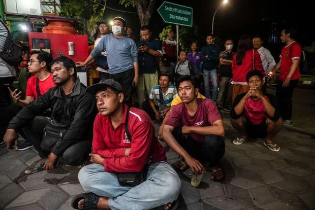 Fan Indonesia nâng cờ, pháo sáng đón chiến thắng SEA Games 32