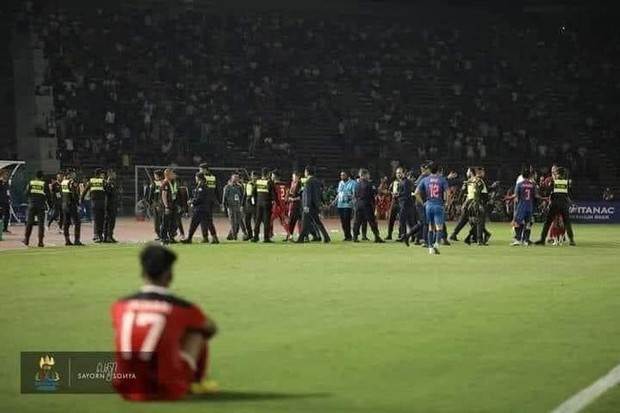 U22 Thái Lan vs U22 Indonesia: Cười vỡ bụng với cầu thủ bất động trong cuộc hỗn chiến SEA Games 32