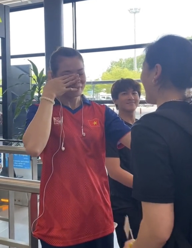 Chị em Trương, VĐV bóng rổ Việt Nam, đau lòng ôm biệt sau SEA Games 32