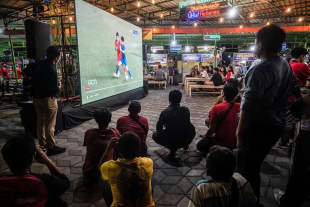 Fan Indonesia nâng cờ, pháo sáng đón chiến thắng SEA Games 32