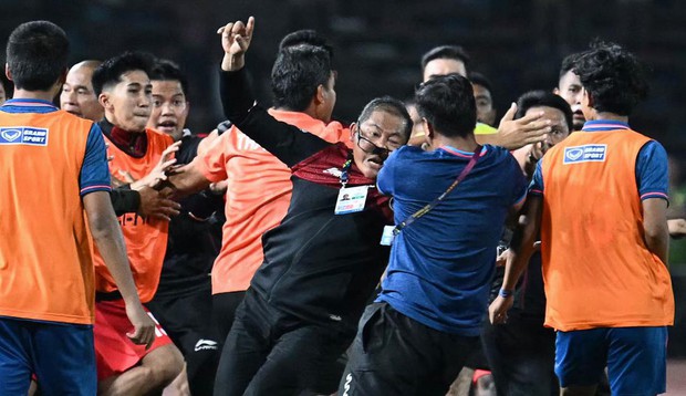 Kinh hoàng: U22 Indonesia - Trưởng đoàn bị chảy máu miệng, cầu thủ rách môi tại SEA Games 32