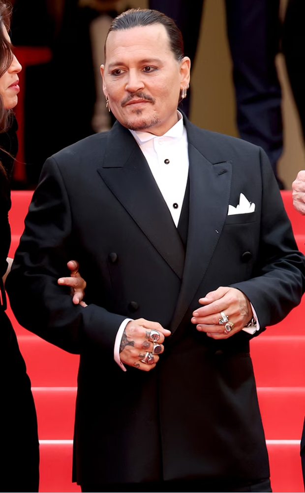 Johnny Depp được chào mừng tại LHP Cannes, người ủng hộ Amber Heard biểu tình - Ảnh 1.