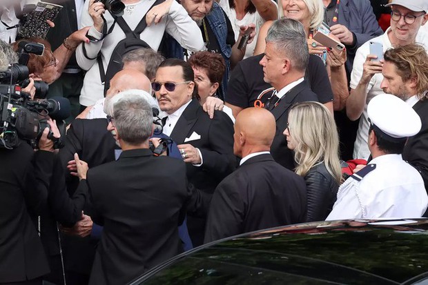 Johnny Depp chào đón nhiệt liệt tại LHP Cannes 2023 với 7 phút vỗ tay!