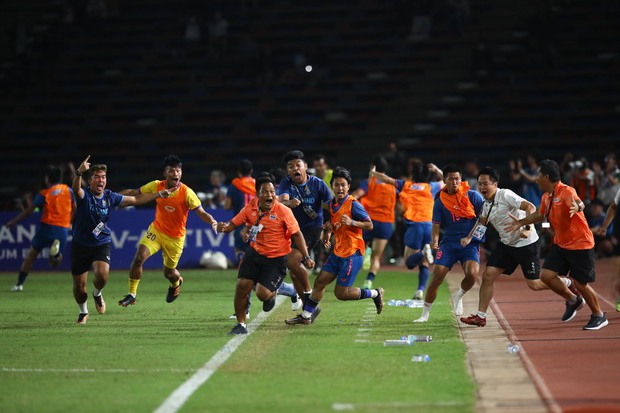 Kinh hoàng: U22 Indonesia - Trưởng đoàn bị chảy máu miệng, cầu thủ rách môi tại SEA Games 32