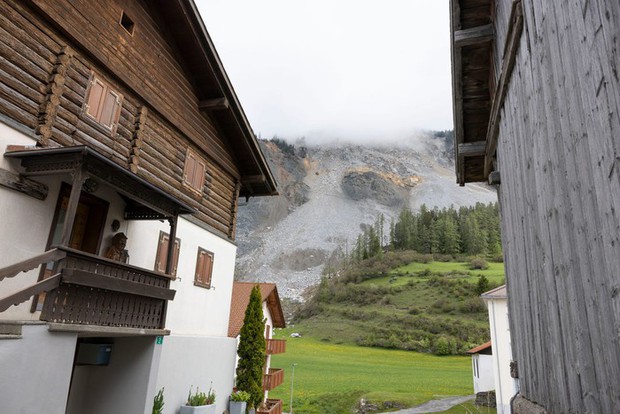 Người Thụy Sĩ phải bỏ cả ngôi làng đẹp như tranh vẽ đầy tiếc nuối - Ảnh 2.