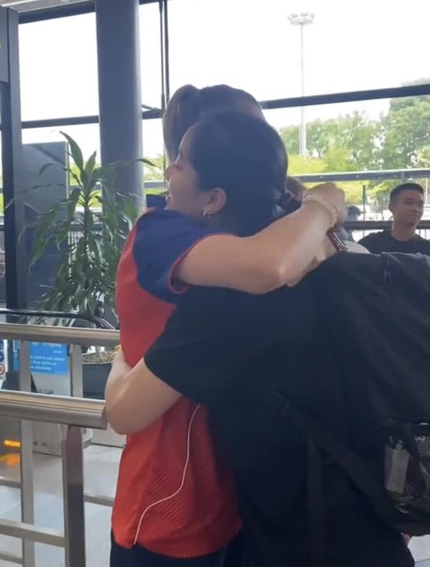 Chị em Trương, VĐV bóng rổ Việt Nam, đau lòng ôm biệt sau SEA Games 32