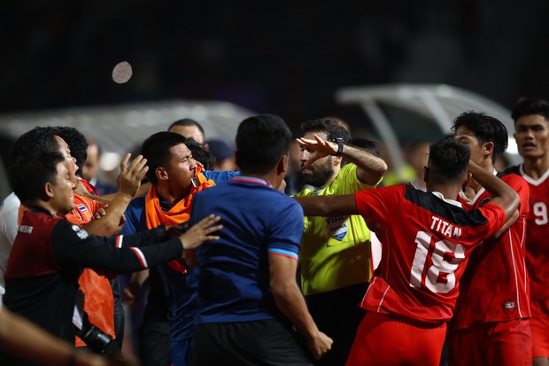 Kinh hoàng: U22 Indonesia - Trưởng đoàn bị chảy máu miệng, cầu thủ rách môi tại SEA Games 32