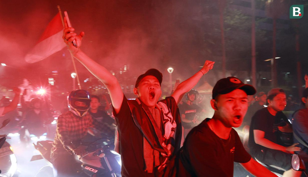 Fan Indonesia nâng cờ, pháo sáng đón chiến thắng SEA Games 32