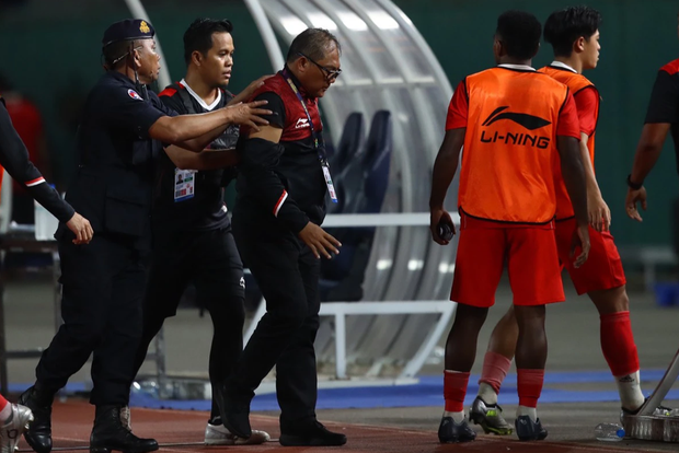 Kinh hoàng: U22 Indonesia - Trưởng đoàn bị chảy máu miệng, cầu thủ rách môi tại SEA Games 32