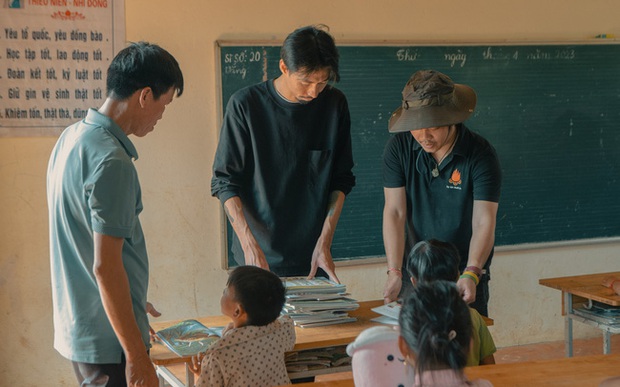 Đen xây trường và nuôi em nhỏ từ doanh thu MV Nấu ăn cho em