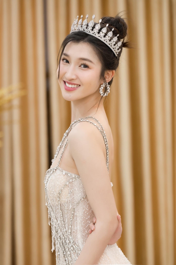 Á hậu Phương Nhi đại diện Việt Nam thi Hoa hậu Quốc tế - Ảnh 3.