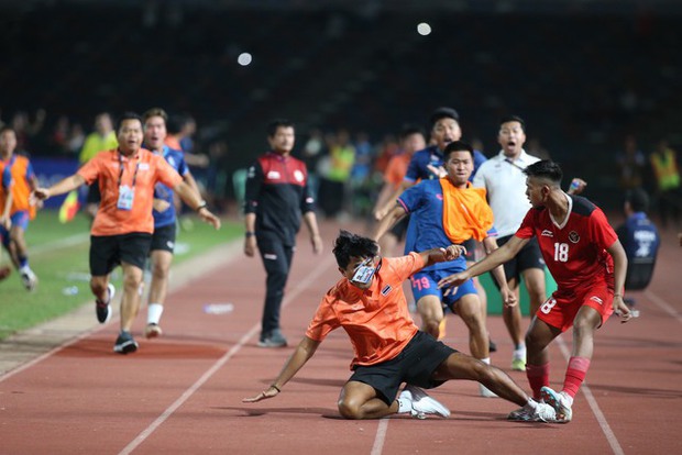 Nhìn U22 Thái Lan ẩu đả Indonesia mới thấy tầm nhìn bầu Đức đáng giá nhường nào - Ảnh 1.