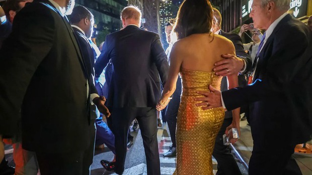 Vợ chồng Harry - Meghan bị paparazzi rượt đuổi trên phố New York - Ảnh 2.