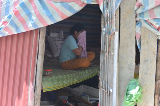 Hà Nội: Nắng nóng hơn 40 độ C vắt kiệt sức lực của những người lao động sống trong lán trại tạm - Ảnh 7.