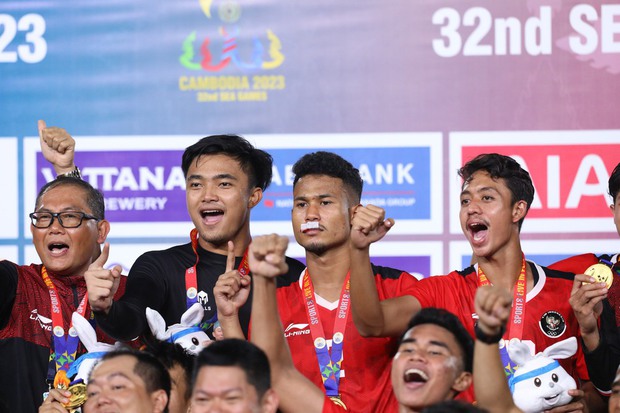 Nhìn U22 Thái Lan ẩu đả Indonesia mới thấy tầm nhìn bầu Đức đáng giá nhường nào - Ảnh 3.
