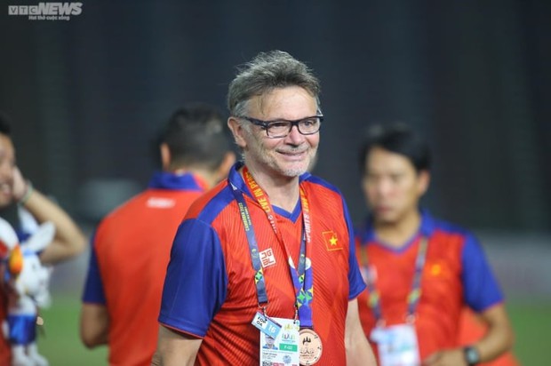 HLV Troussier tặng huy chương đồng SEA Games 32 cho trợ lý - Ảnh 1.