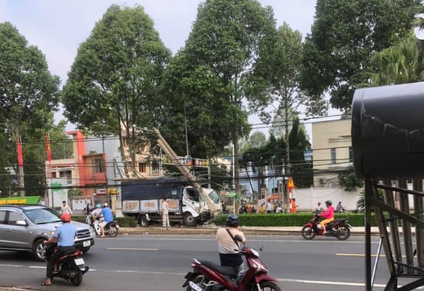 Xe tải tông lật ô tô 7 chỗ, gãy cột điện, gần 9.000 hộ dân ở Đồng Nai mất điện - Ảnh 1.
