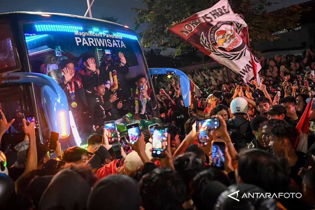 Đội tuyển U22 Indonesia về nước đoạt HCV SEA Games: Biển người chào mừng!
