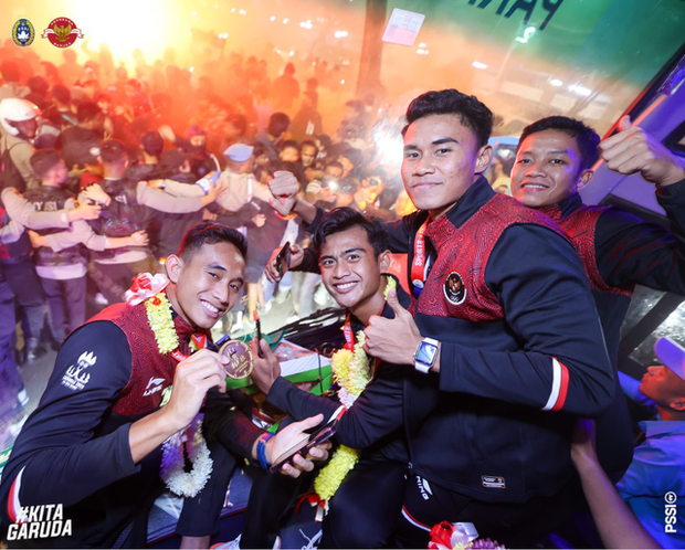 Đội tuyển U22 Indonesia về nước đoạt HCV SEA Games: Biển người chào mừng!