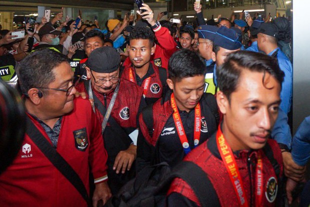 Đội tuyển U22 Indonesia về nước đoạt HCV SEA Games: Biển người chào mừng!