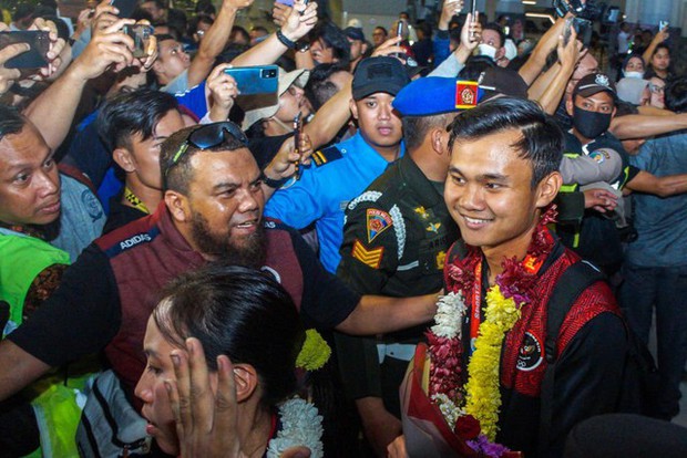 Đội tuyển U22 Indonesia về nước đoạt HCV SEA Games: Biển người chào mừng!
