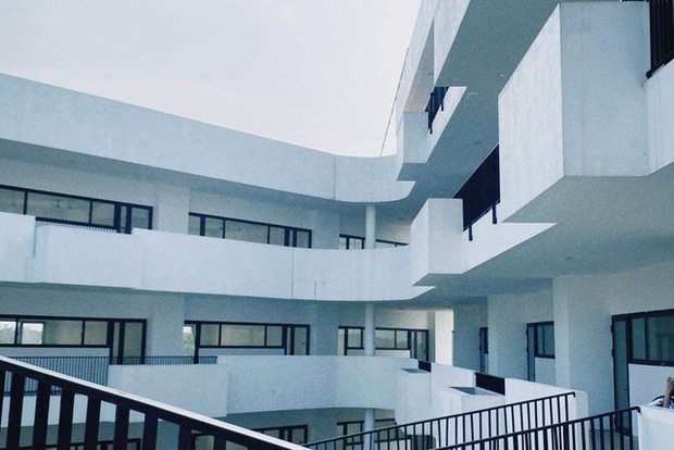 Ngôi trường cấp 3 được đầu tư gần 200 tỷ đồng, kiến trúc đẹp như mơ đứng góc nào cũng ra ảnh sống ảo - Ảnh 2. Ngôi trường cấp 3 được đầu tư gần 200 tỷ đồng, kiến trúc đẹp như mơ đứng góc nào cũng ra ảnh sống ảo - Ảnh 2.