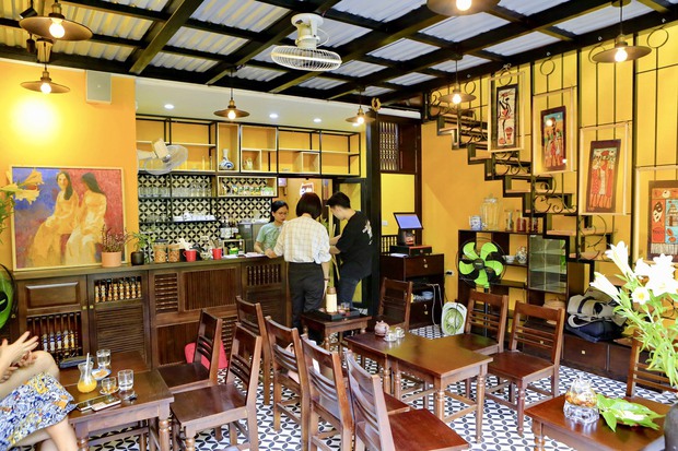 Báo nước ngoài lý giải vì sao các cửa hàng phố cổ Hà Nội vẫn sống sót trước làn sóng trung tâm thương mại - Ảnh 2. Báo nước ngoài lý giải vì sao các cửa hàng phố cổ Hà Nội vẫn sống sót trước làn sóng trung tâm thương mại - Ảnh 2.
