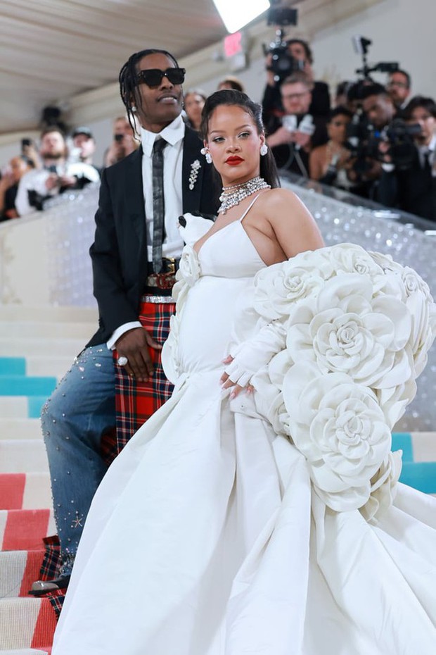 Rihanna đi muộn hơn 2 tiếng vẫn trở thành trùm cuối thảm đỏ Met Gala - Ảnh 5. Rihanna đi muộn hơn 2 tiếng vẫn trở thành trùm cuối thảm đỏ Met Gala - Ảnh 5.