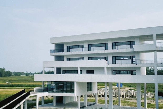 Ngôi trường cấp 3 được đầu tư gần 200 tỷ đồng, kiến trúc đẹp như mơ đứng góc nào cũng ra ảnh sống ảo - Ảnh 10. Ngôi trường cấp 3 được đầu tư gần 200 tỷ đồng, kiến trúc đẹp như mơ đứng góc nào cũng ra ảnh sống ảo - Ảnh 10.
