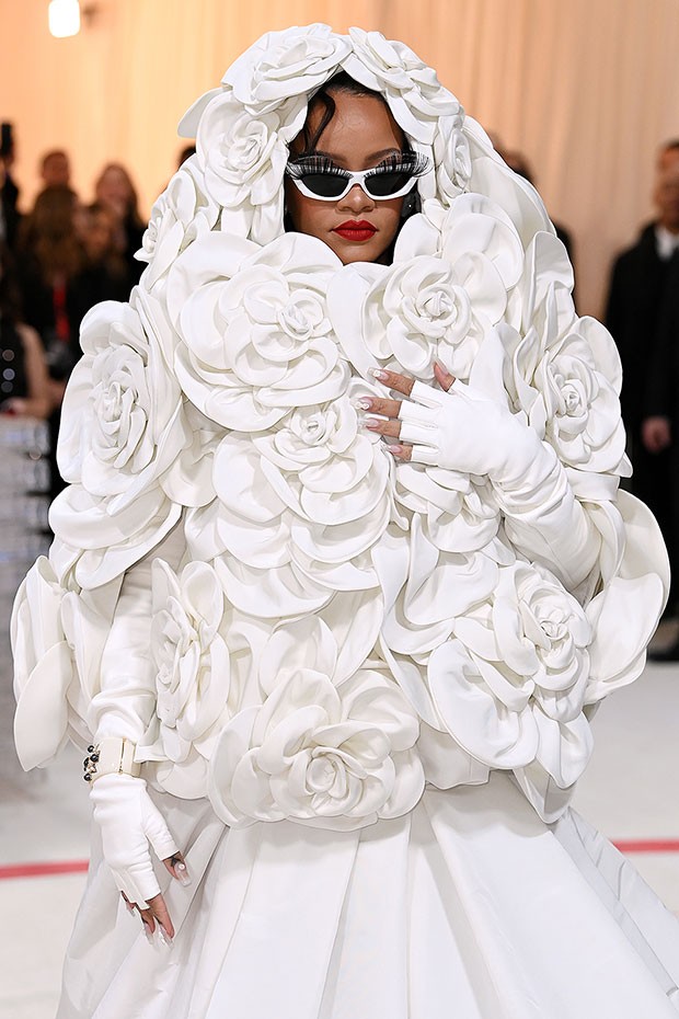 Rihanna đi muộn hơn 2 tiếng vẫn trở thành trùm cuối thảm đỏ Met Gala - Ảnh 3. Rihanna đi muộn hơn 2 tiếng vẫn trở thành trùm cuối thảm đỏ Met Gala - Ảnh 3.
