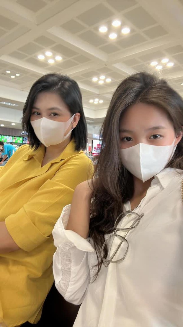 Ái nữ xinh đẹp đọ dáng với khôi bóng chuyền Kim Huệ, hai mẹ con mười phân vẹn mười - Ảnh 1. Ái nữ xinh đẹp đọ dáng với khôi bóng chuyền Kim Huệ, hai mẹ con mười phân vẹn mười - Ảnh 1.