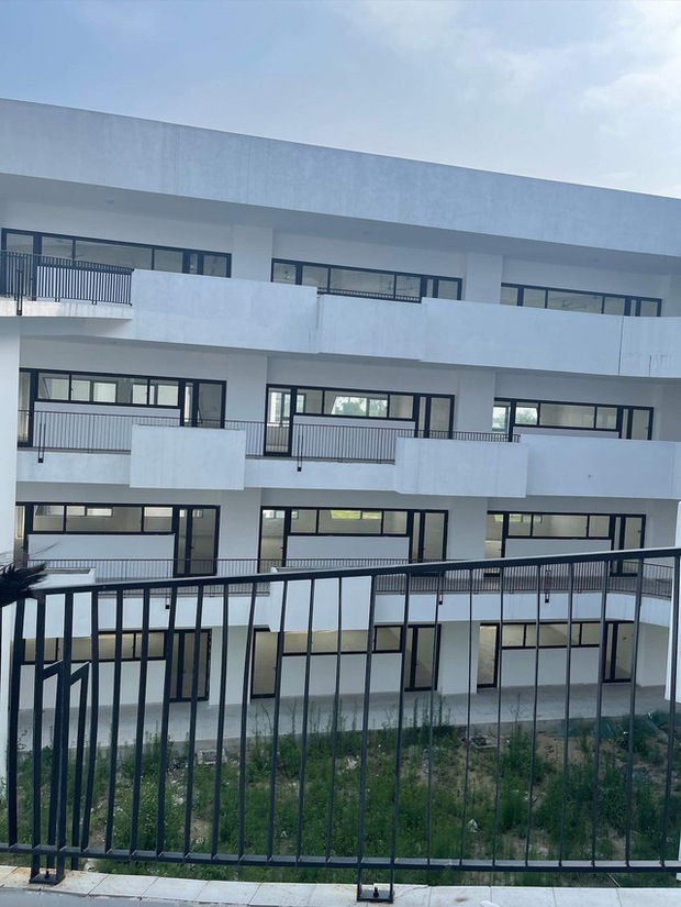 Ngôi trường cấp 3 được đầu tư gần 200 tỷ đồng, kiến trúc đẹp như mơ đứng góc nào cũng ra ảnh sống ảo - Ảnh 7. Ngôi trường cấp 3 được đầu tư gần 200 tỷ đồng, kiến trúc đẹp như mơ đứng góc nào cũng ra ảnh sống ảo - Ảnh 7.