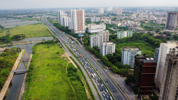 Người dân trở lại Thủ đô sớm, cửa ngõ Hà Nội ùn tắc nghiêm trọng - Ảnh 9. Người dân trở lại Thủ đô sớm, cửa ngõ Hà Nội ùn tắc nghiêm trọng - Ảnh 9.