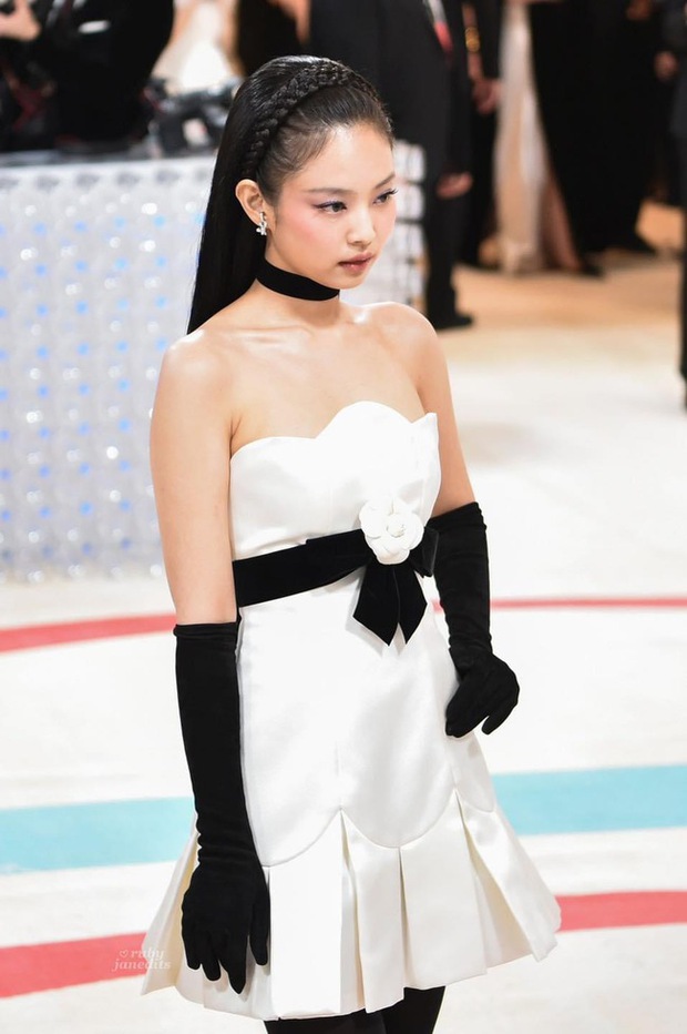 Kim Jennie xuất hiện nổi bật tại Met Gala, dự là công chúa hoa trà sẽ đưa 1 trend cũ hot trở lại - Ảnh 4.