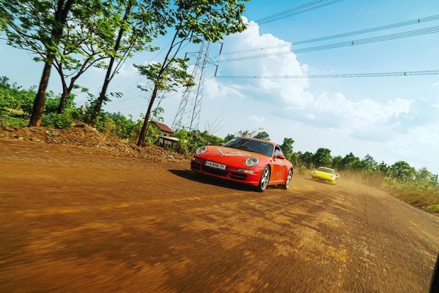 Cường Đô La lái Porsche 911 GT3 đến Bangkok: Chạy tay lái nghịch trên 100km/h, hoàn thành chặng 700km khủng nhất chuyến đi, có cảnh sát dẫn đoàn - Ảnh 9.