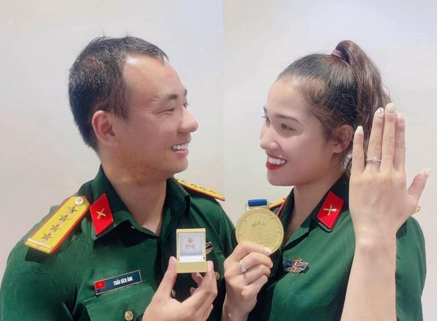 Nguyễn Linh Na giành HCV SEA Games 32 và được cầu hôn: Chuyện tình cảm đáng yêu của VĐV điền kinh