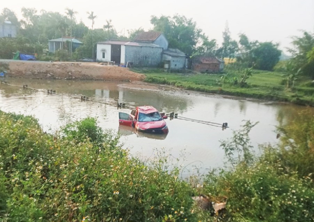 Xe ô tô bất ngờ lao xuống hồ, một người tử vong - Ảnh 1. Xe ô tô bất ngờ lao xuống hồ, một người tử vong - Ảnh 1.