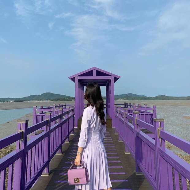 Sự thật về hòn đảo màu tím lịm đẹp mộng mơ: Cách Việt Nam gần 3.000km, giới trẻ đổ xô đến tận mắt chiêm ngưỡng