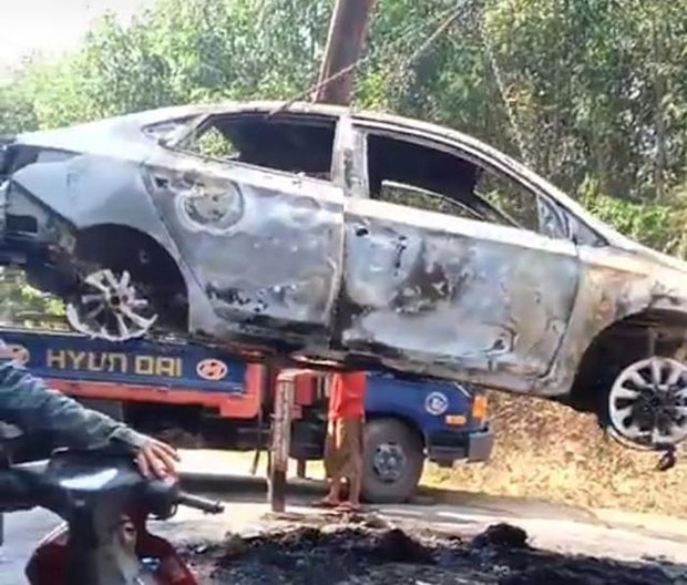 5 người trong gia đình mở cửa chạy thoát thân khi chiếc ô tô bốc cháy - Ảnh 2.